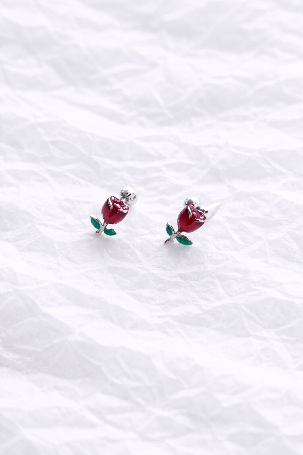 Aretes Rosa Roja en Plata con Detalles Verdes