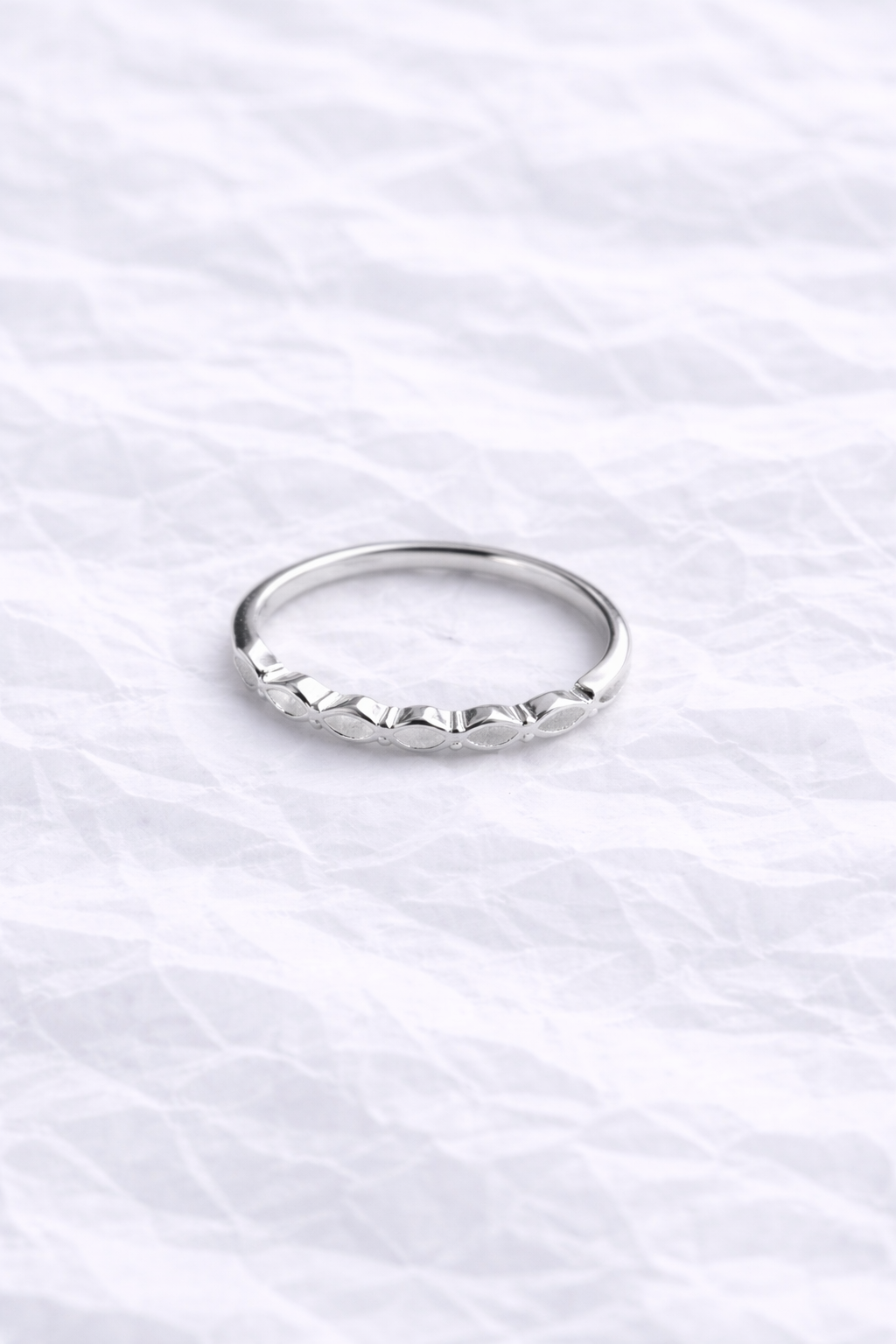 Anillo Geométrico de Plata con Diseño Texturizado