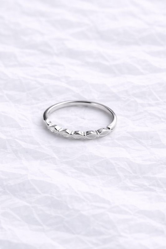 Anillo Geométrico de Plata con Diseño Texturizado