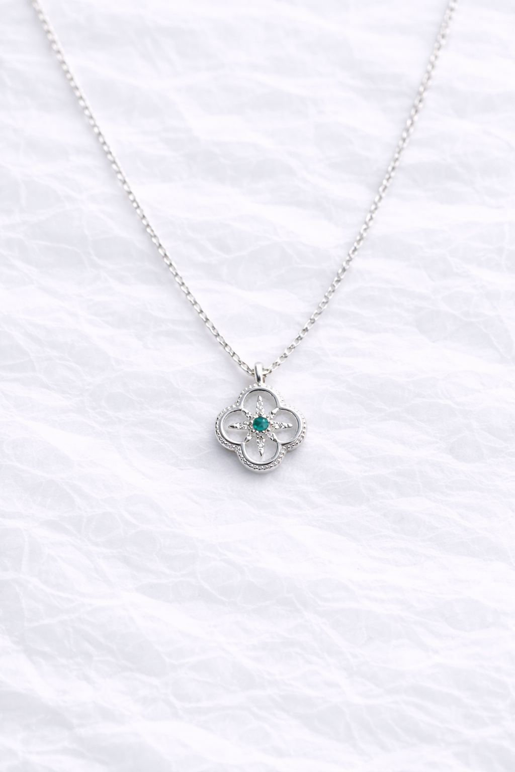 Collar Trébol de Plata con Detalle Esmeralda