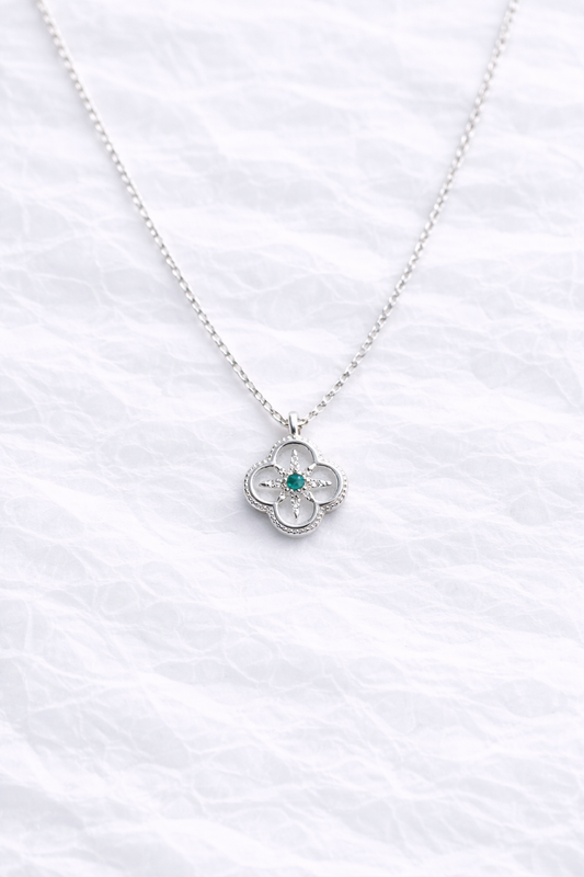 Collar Trébol de Plata con Detalle Esmeralda