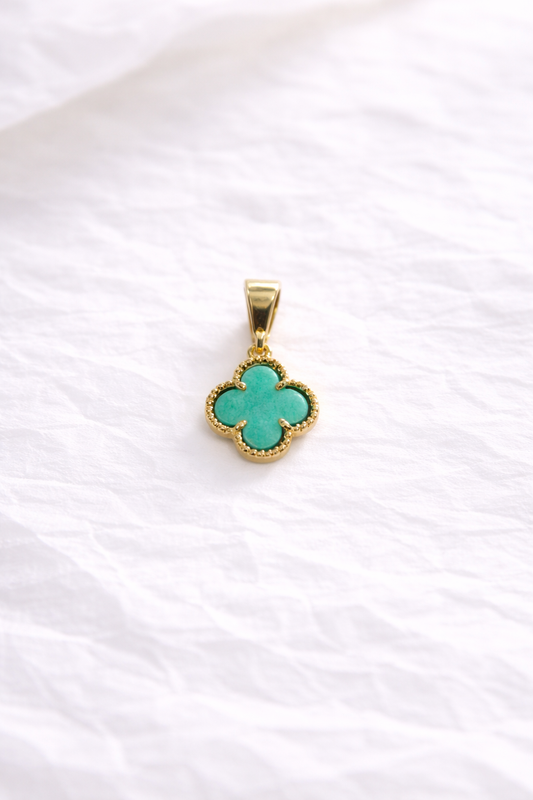 Dije trébol turquesa enmarcado en oro laminado 18K