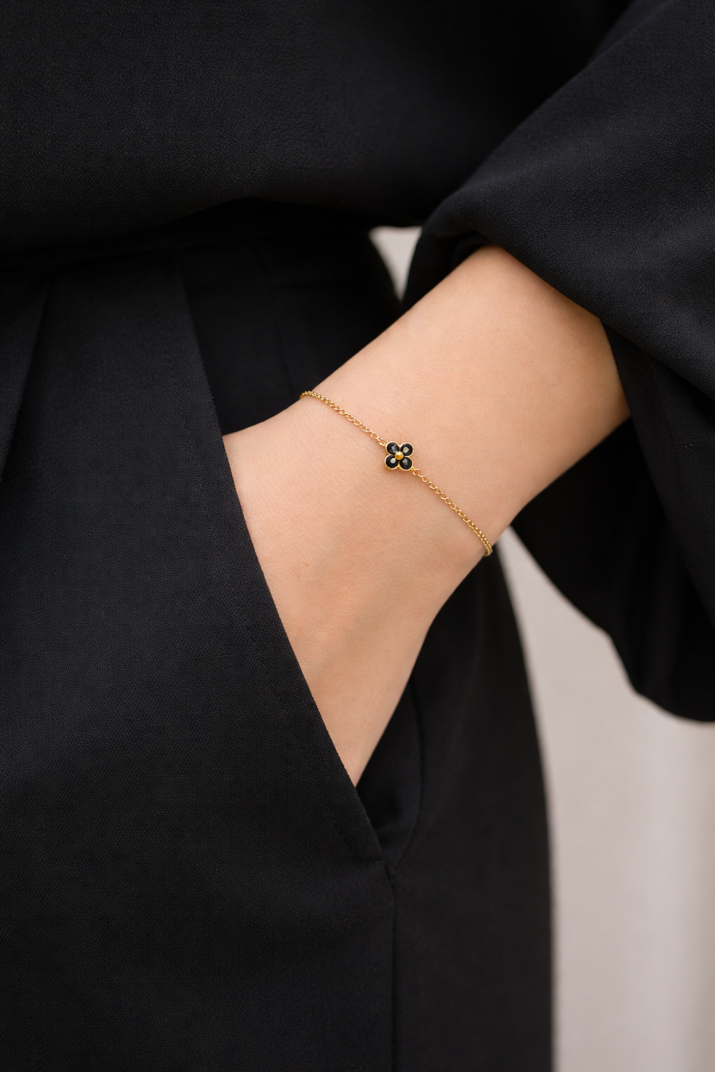 Pulsera Trébol Negra en Oro Laminado 18K