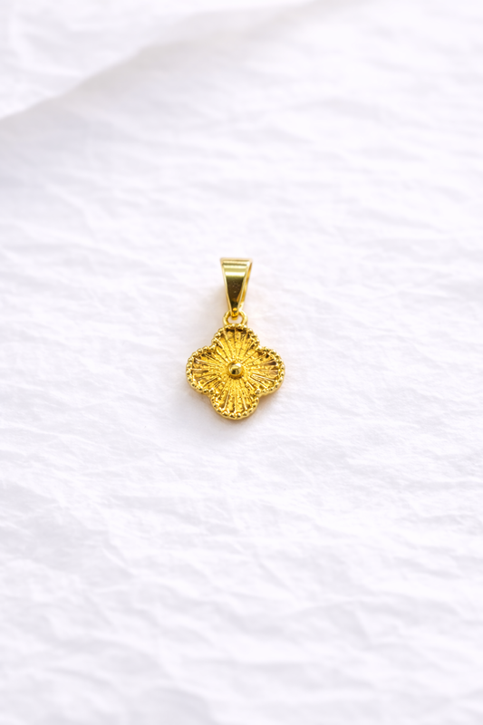 Dije trébol dorado con textura radial