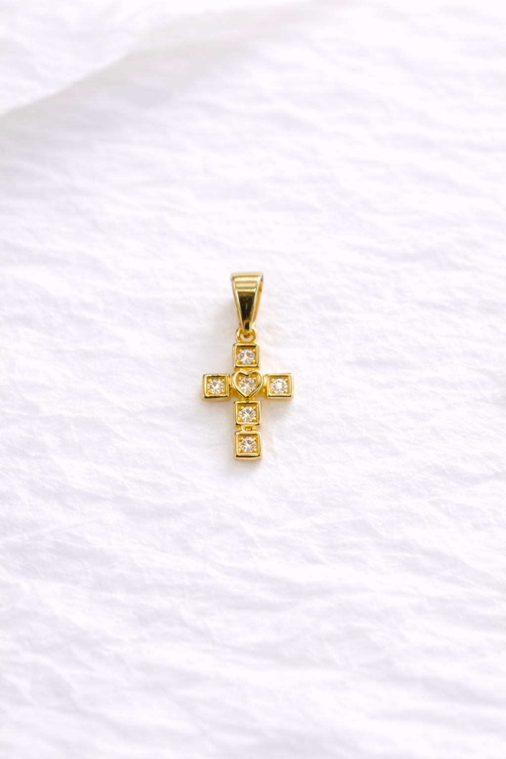 Dije Laminado cruz dorada con circonias y corazón central