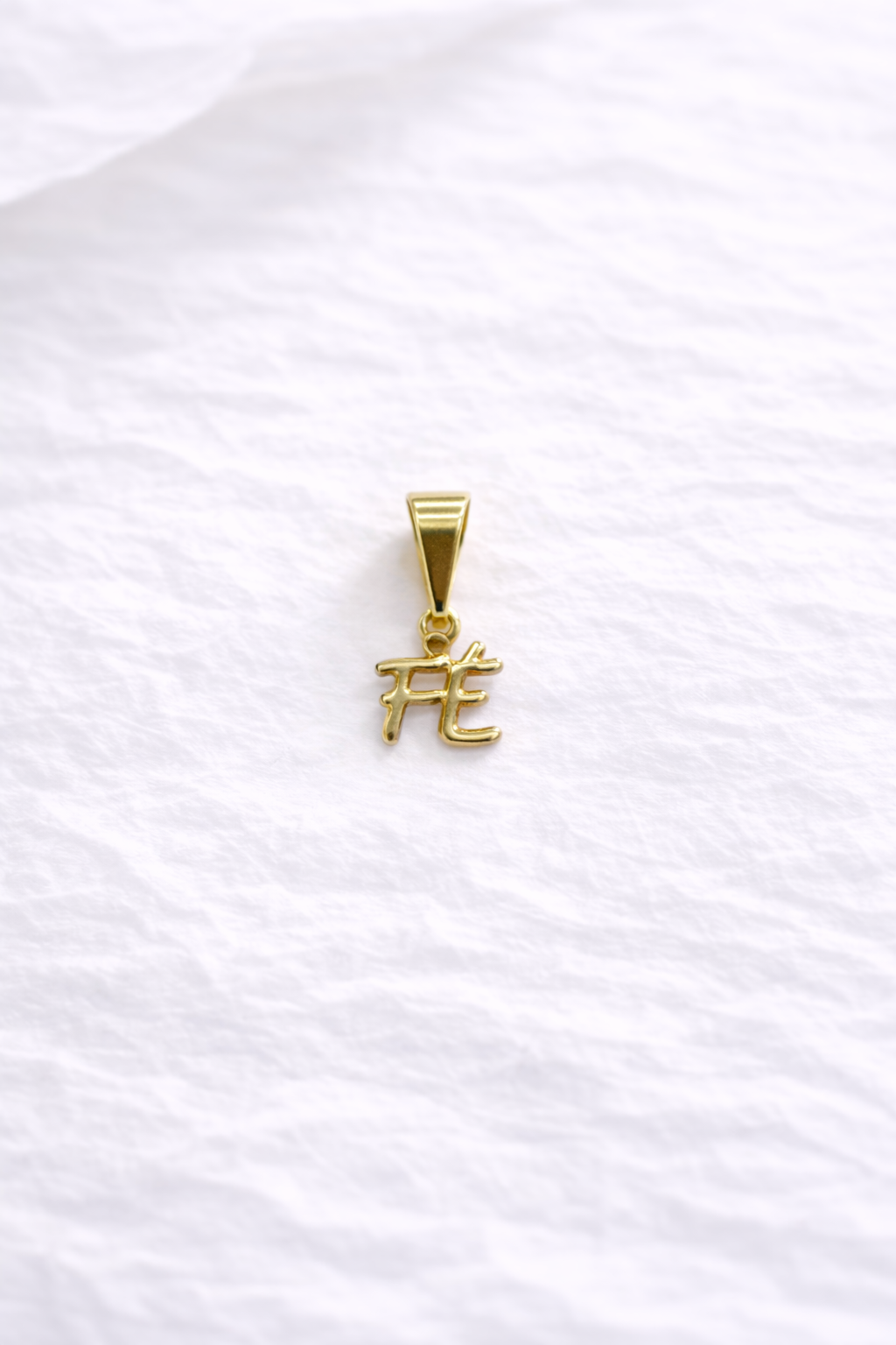 Dije Lamido en dorado “Fe” minimalista