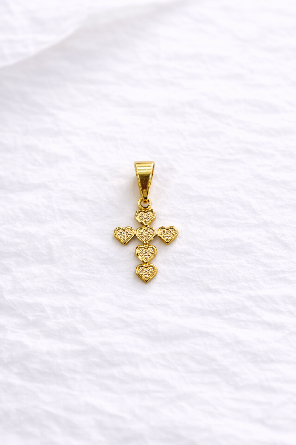 Dije cruz de corazones dorados