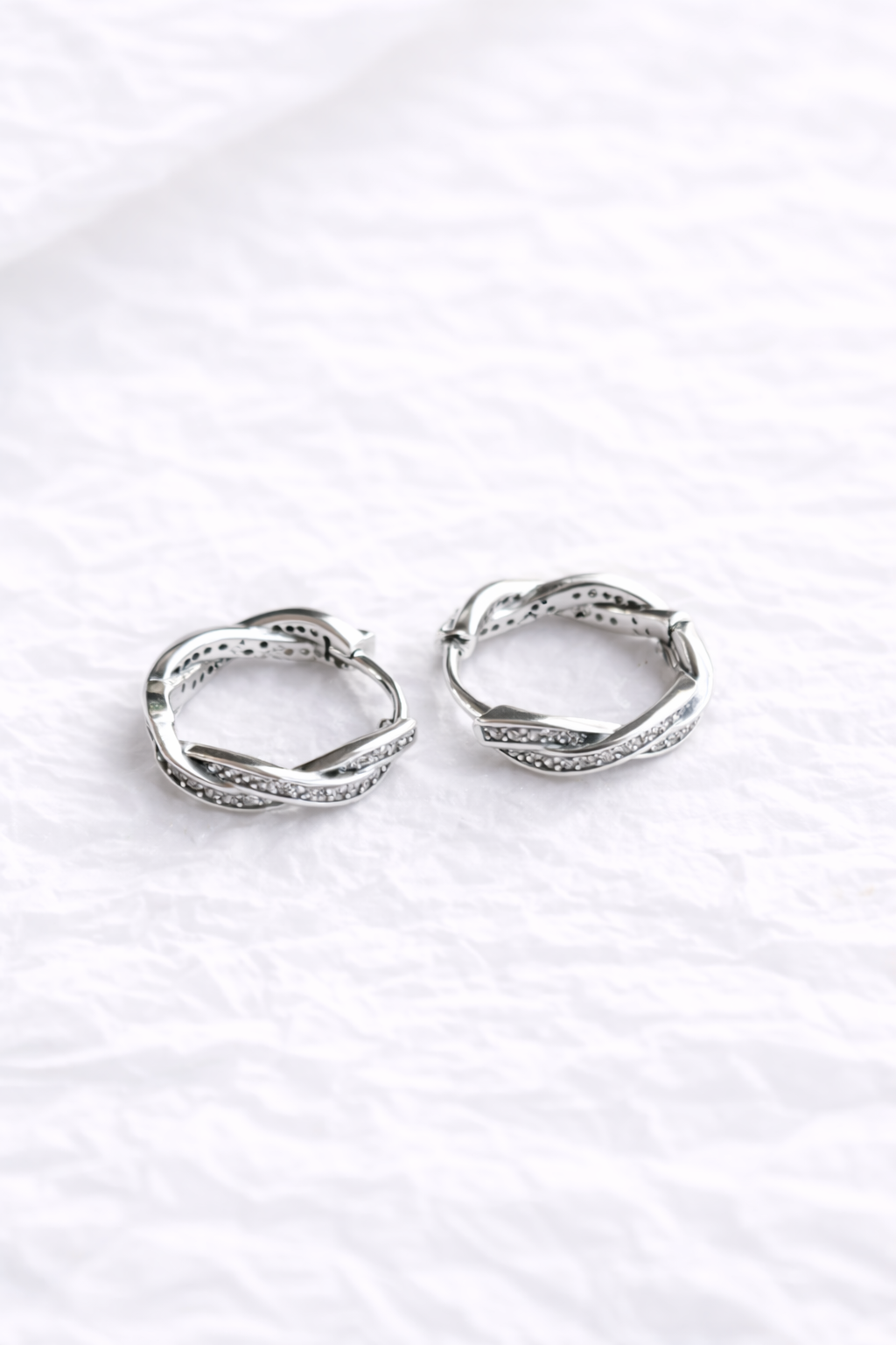 Candongas Trenzadas en Plata Ley 925 con Detalle Brillante