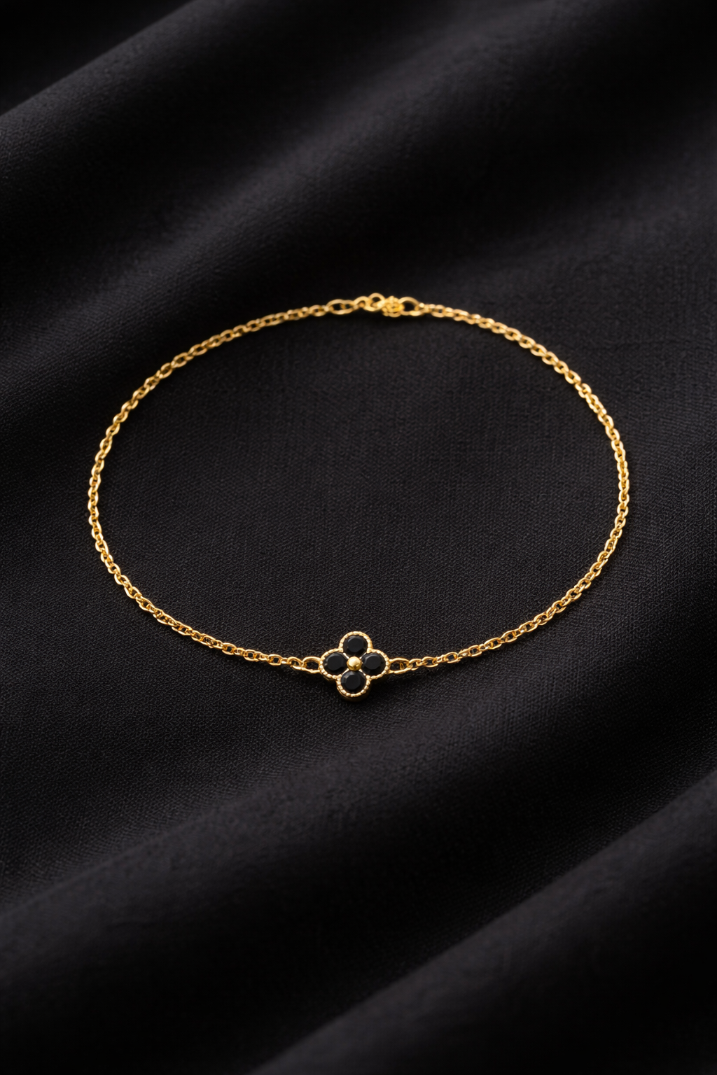 Pulsera Trébol Negra en Oro Laminado 18K