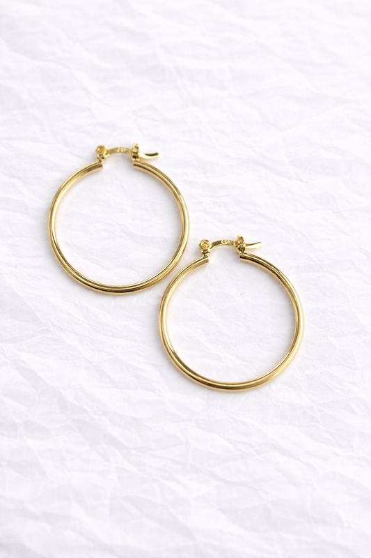 Aretes Argolla Clásica en Acabado Dorado